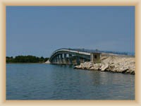 Brücke auf die Insel Vir